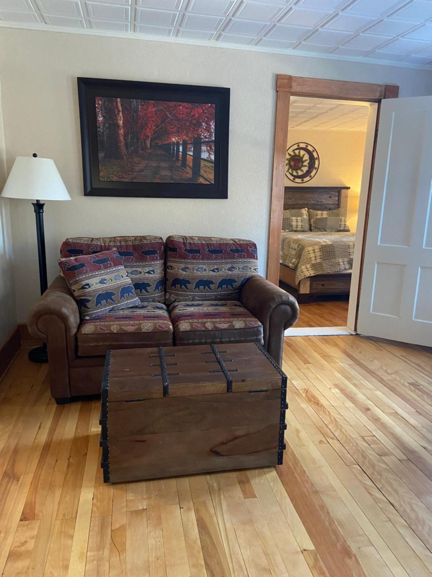 Tavern - Country Suite Newport エクステリア 写真