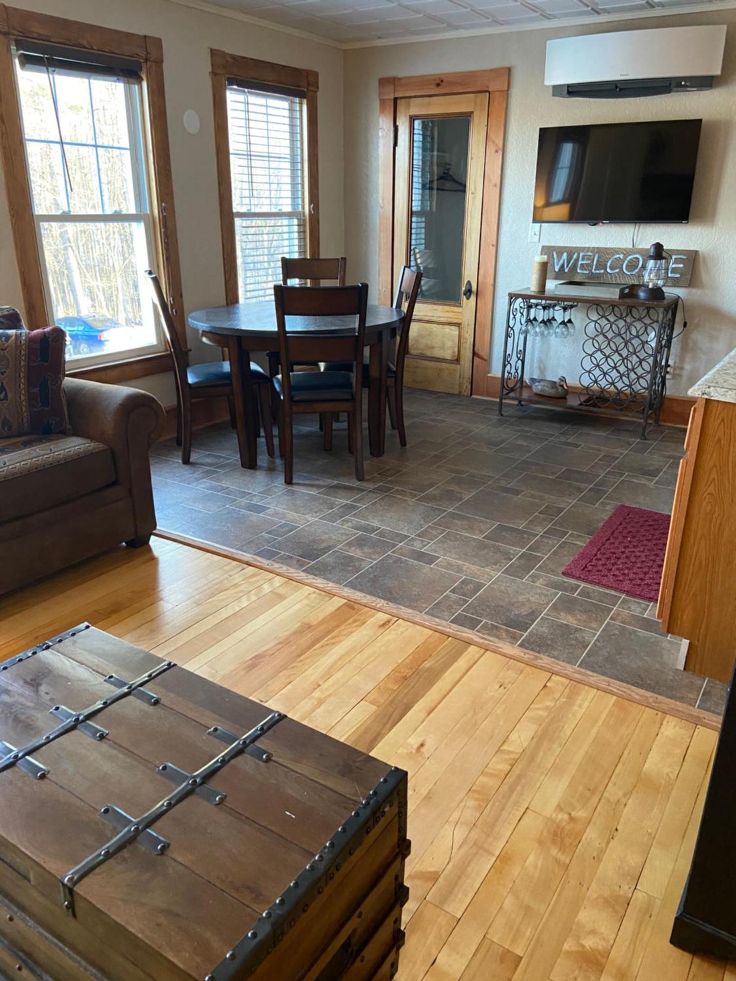 Tavern - Country Suite Newport エクステリア 写真