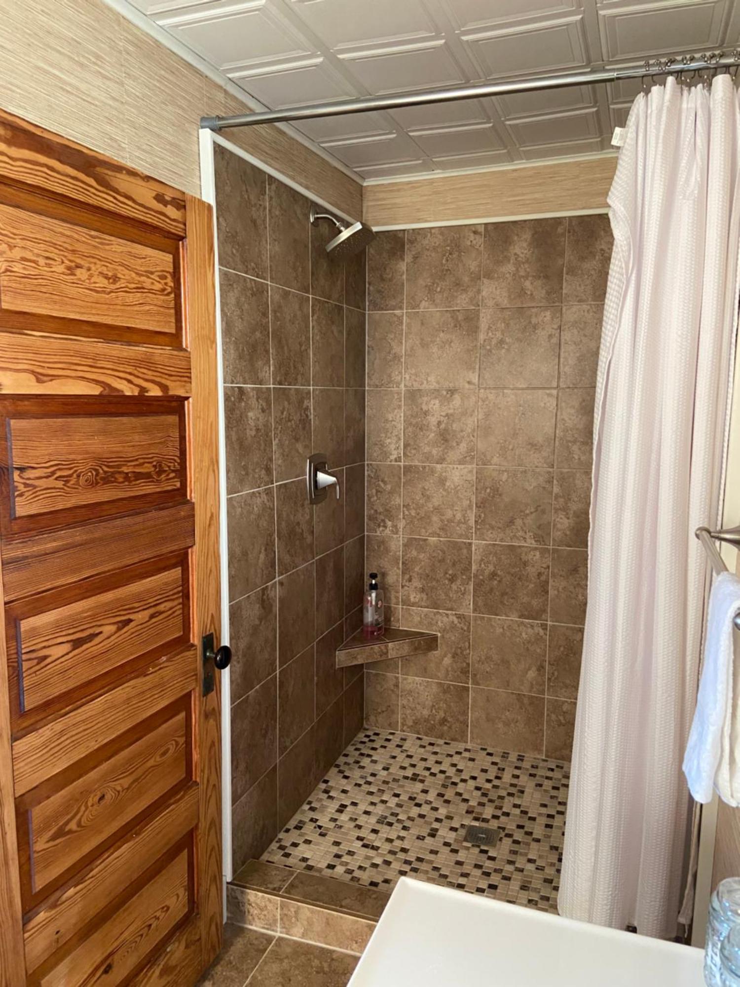 Tavern - Country Suite Newport エクステリア 写真