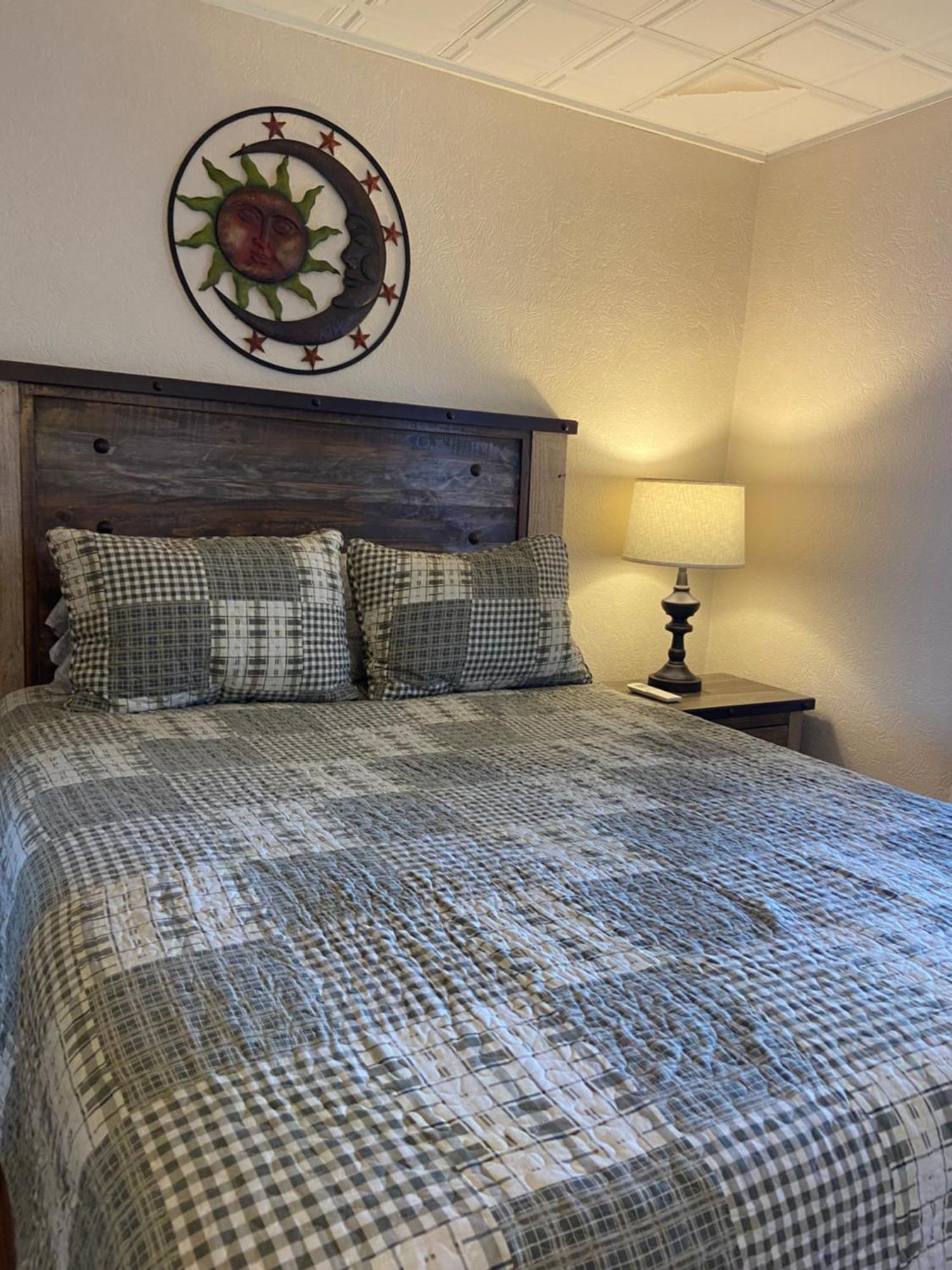 Tavern - Country Suite Newport エクステリア 写真